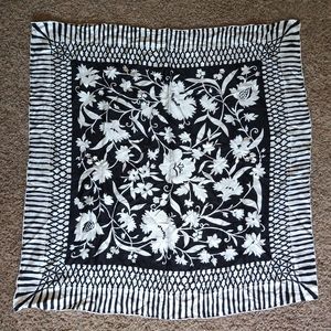 CARLISLE large square silk scarf black/white (N6)